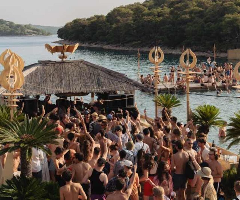 dekmantel-selectors-fans-enjoying