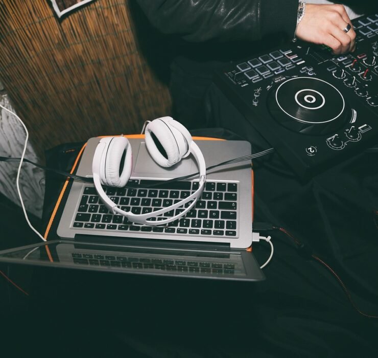 headphones-4595492_1280